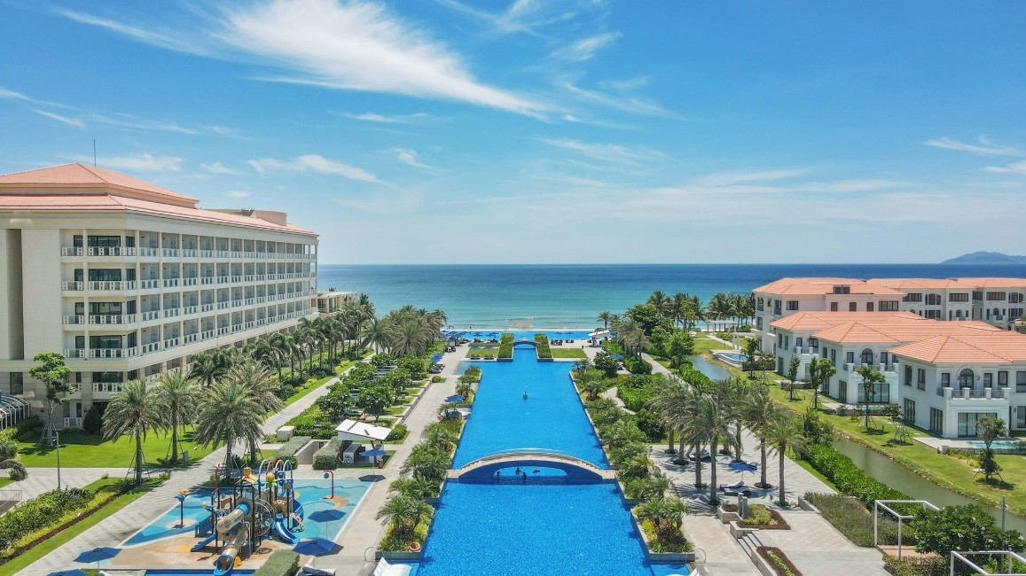 Bên trong công trình của nữ đại gia Việt từng tổ chức đám cưới bí mật cho tỷ phú Ấn Độ: Bể bơi vô cực dài nhất Đà Nẵng, thực đơn độc bản mới ra mắt - Ảnh 1.