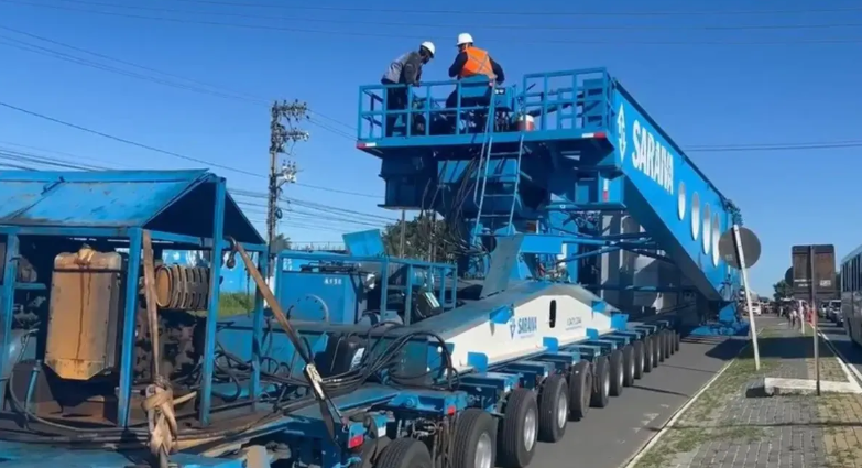Phát hiện một thiết bị dài hơn 11m, nặng 250 tấn được vận chuyển bằng đoàn xe hộ tống, âm thầm thực hiện một nhiệm vụ quan trọng - Ảnh 1.