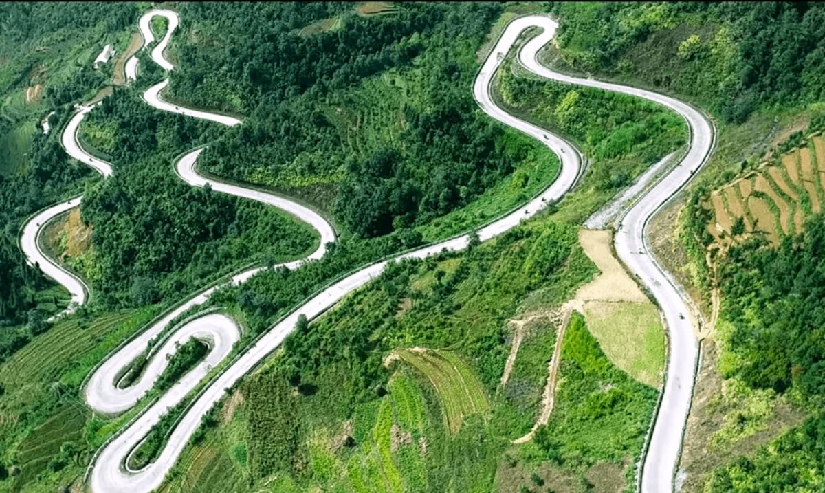Một địa phương tính chuyện làm cáp treo trên cung đèo có đỉnh cao nhất 1.400 m: Xung quanh bao bọc bởi rừng già và núi đá, đường lên hiện tại quanh co, hiểm trở - Ảnh 1.