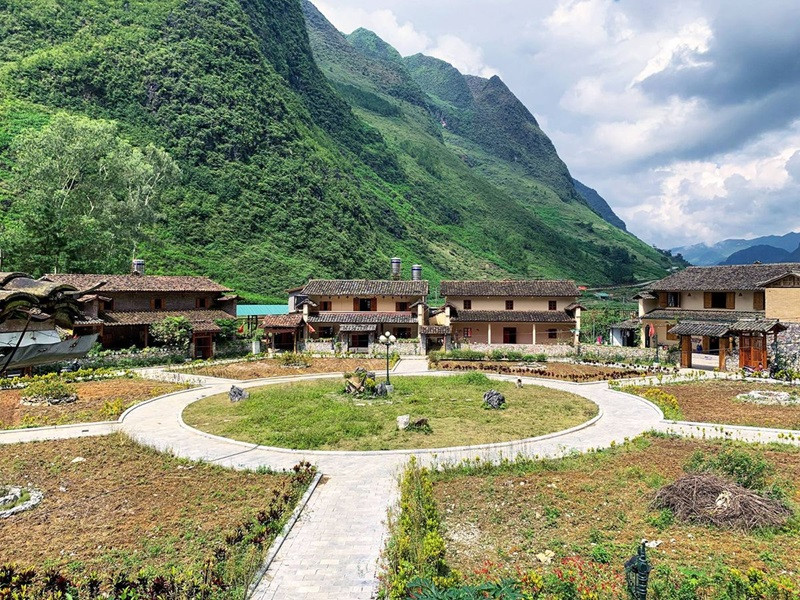 Cung đèo dài 20 km, đỉnh cao nhất tới 1.400 m đang được nghiên cứu làm tuyến cáp treo: Xung quanh bao bọc bởi rừng già và núi đá, đường lên hiện tại quanh co, hiểm trở - Ảnh 6.