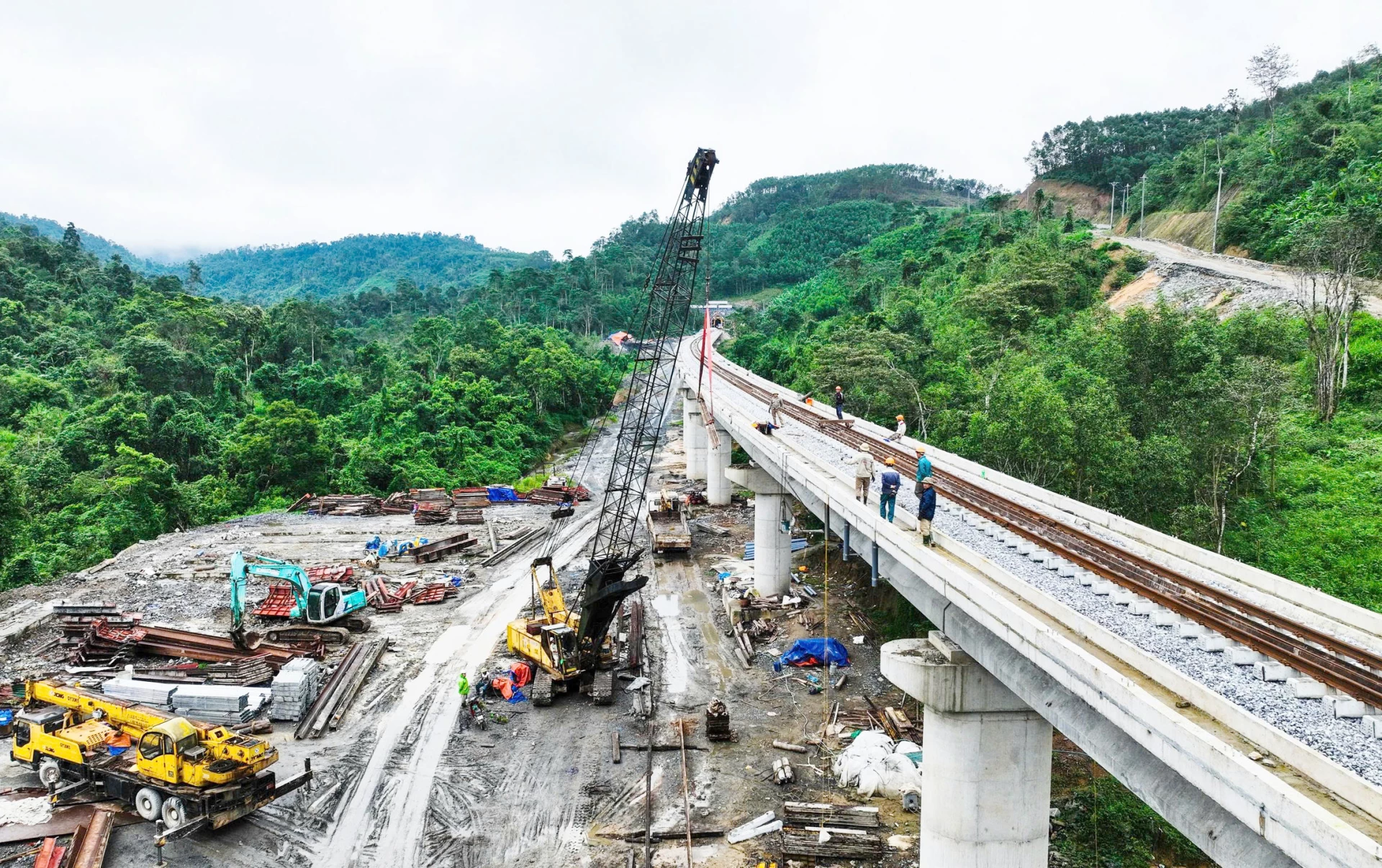 Việt Nam vừa hoàn thành 2 hầm xuyên núi cộng lại dài gần 1 km trên độ cao 700 m: Bắc qua địa hình hiểm trở bậc nhất với 43 khúc cua, tổng đầu tư hơn 2.000 tỷ đồng- Ảnh 4.