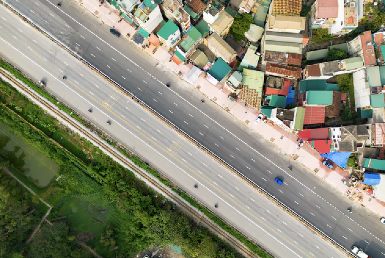 Chuyển động mới nhất về tuyến đường 6 tỷ USD, rộng gấp 2 lần đường băng sân bay, đi qua loạt đại đô thị, kết nối trực tiếp tới sân vận động lớn nhất thế giới của Vingroup - Ảnh 1.