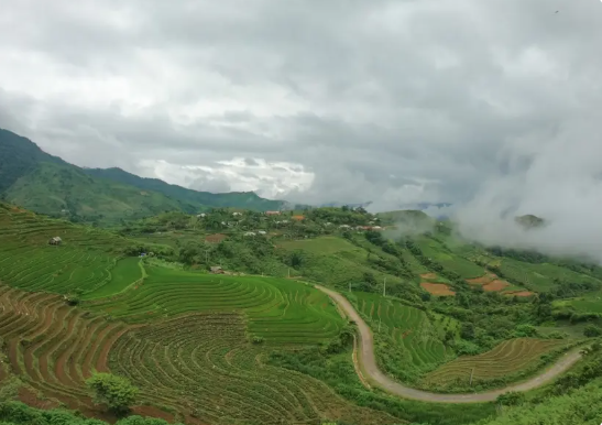 Việt Nam có 1 bản làng nằm ở độ cao hơn 1.500 m, mát mẻ quanh năm: Có nhiều hộ dân kiếm hơn 100 triệu đồng/năm nhờ làm du lịch - Ảnh 2.