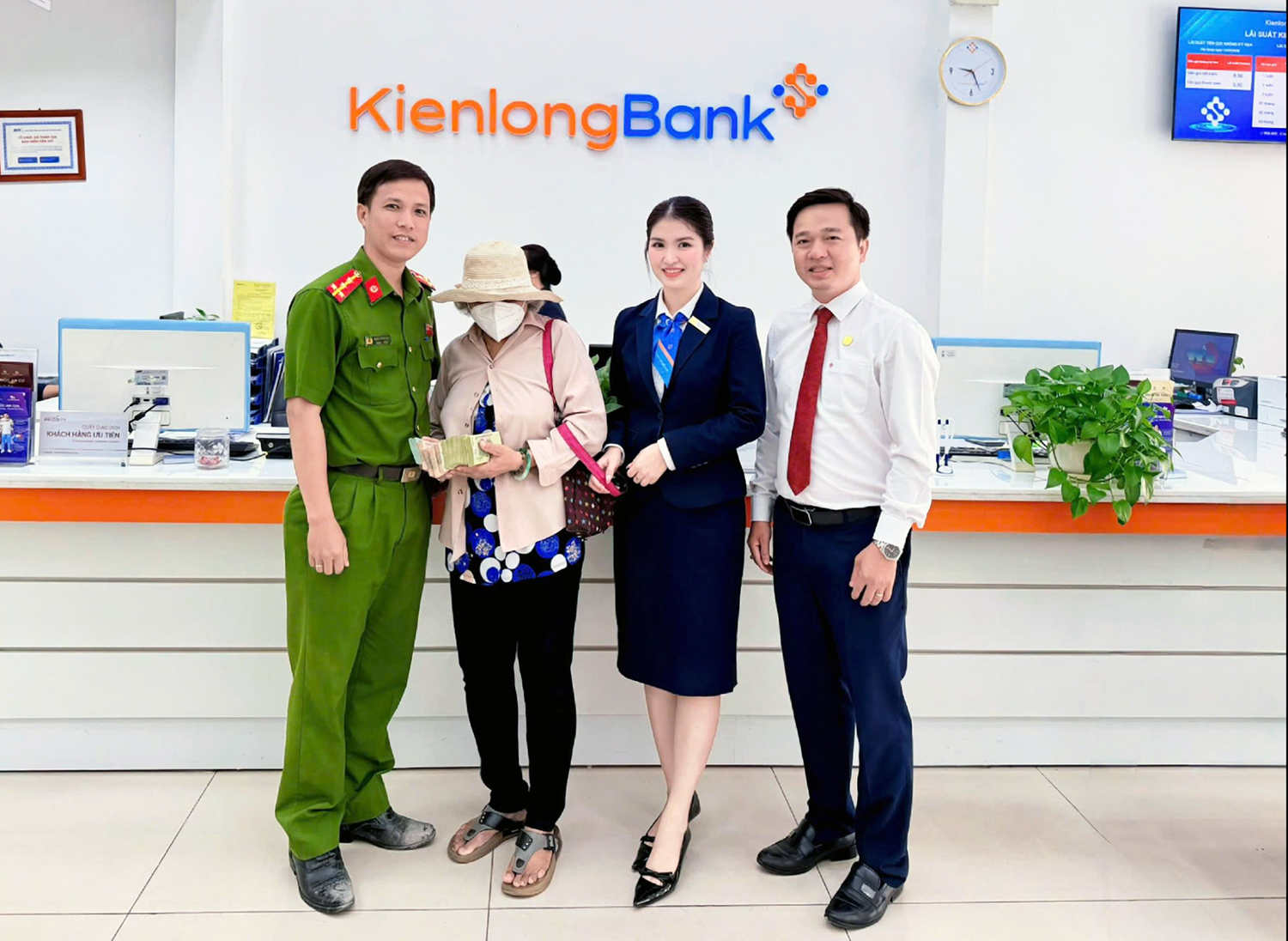 Kiểm tra giao dịch chuyển khoản 200 triệu của khách hàng 73 tuổi, nhân viên ngân hàng Nguyễn Thị Diểm Thúy lập tức hỗ trợ thu hồi số tiền ảnh 1