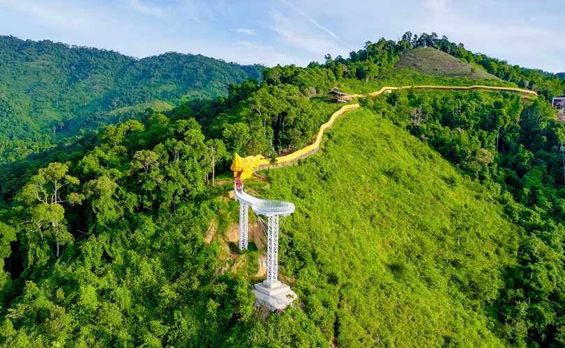 Việt Nam c&oacute; c&ocirc;ng tr&igrave;nh h&igrave;nh rồng d&agrave;i 460 m nối thẳng ra cầu k&iacute;nh, vắt ngang sườn n&uacute;i ở độ cao gần 800 m: Nằm trong dự &aacute;n 2.600 tỷ đồng, vừa x&aacute;c lập kỷ lục Việt Nam v&agrave;o năm ngo&aacute;i - Ảnh 1.