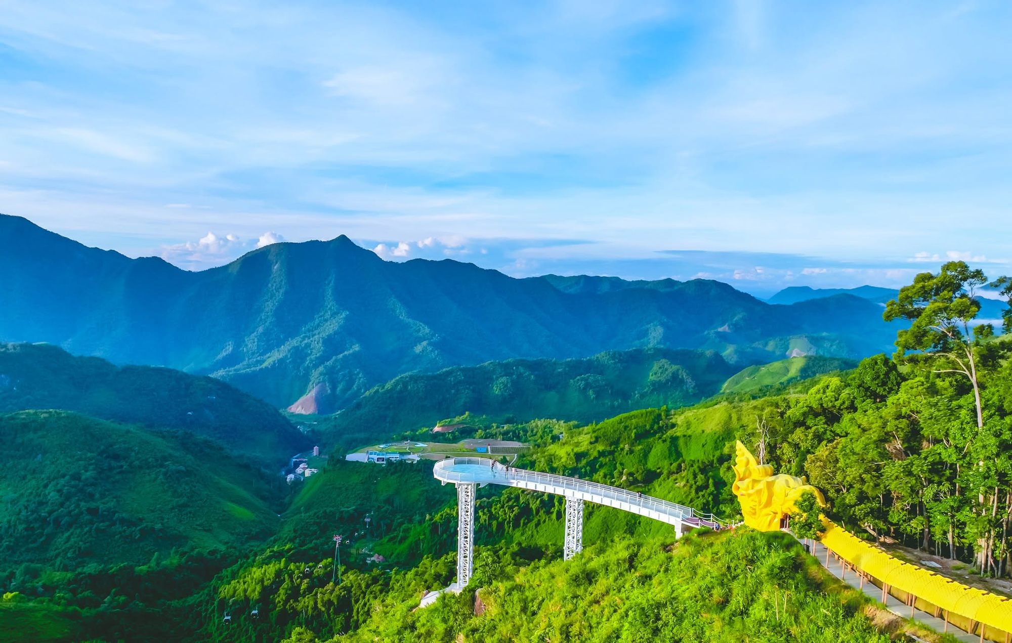 Việt Nam c&oacute; c&ocirc;ng tr&igrave;nh h&igrave;nh rồng d&agrave;i 460 m nối thẳng ra cầu k&iacute;nh, vắt ngang sườn n&uacute;i ở độ cao gần 800 m: Nằm trong dự &aacute;n 2.600 tỷ đồng, vừa x&aacute;c lập kỷ lục Việt Nam v&agrave;o năm ngo&aacute;i - Ảnh 4.