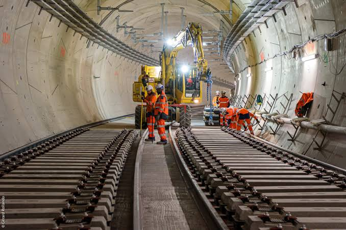 Ông Phạm Nhật Vượng đặt hơn 100 dây chuyền TBM làm metro Hà Nội: Kỷ lục thế giới là 23 máy cùng chạy, Trung Quốc từng cần tới 201 máy - Ảnh 2.