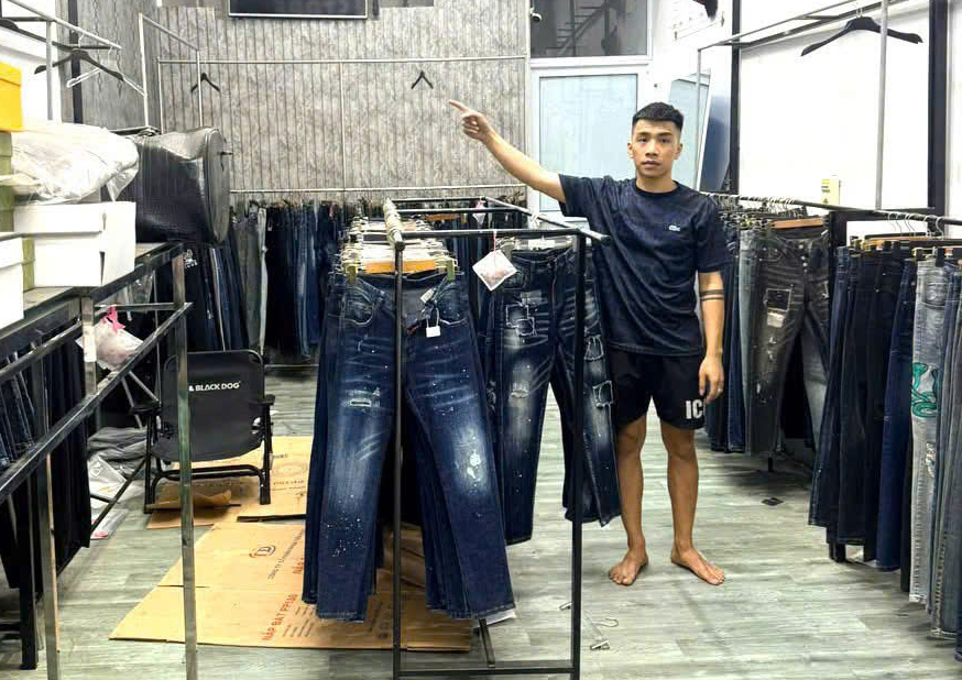 Kiểm tra cửa hàng, ra quyết định khởi tố chủ shop quần áo Nguyễn Văn Duy SN 2000 ảnh 2
