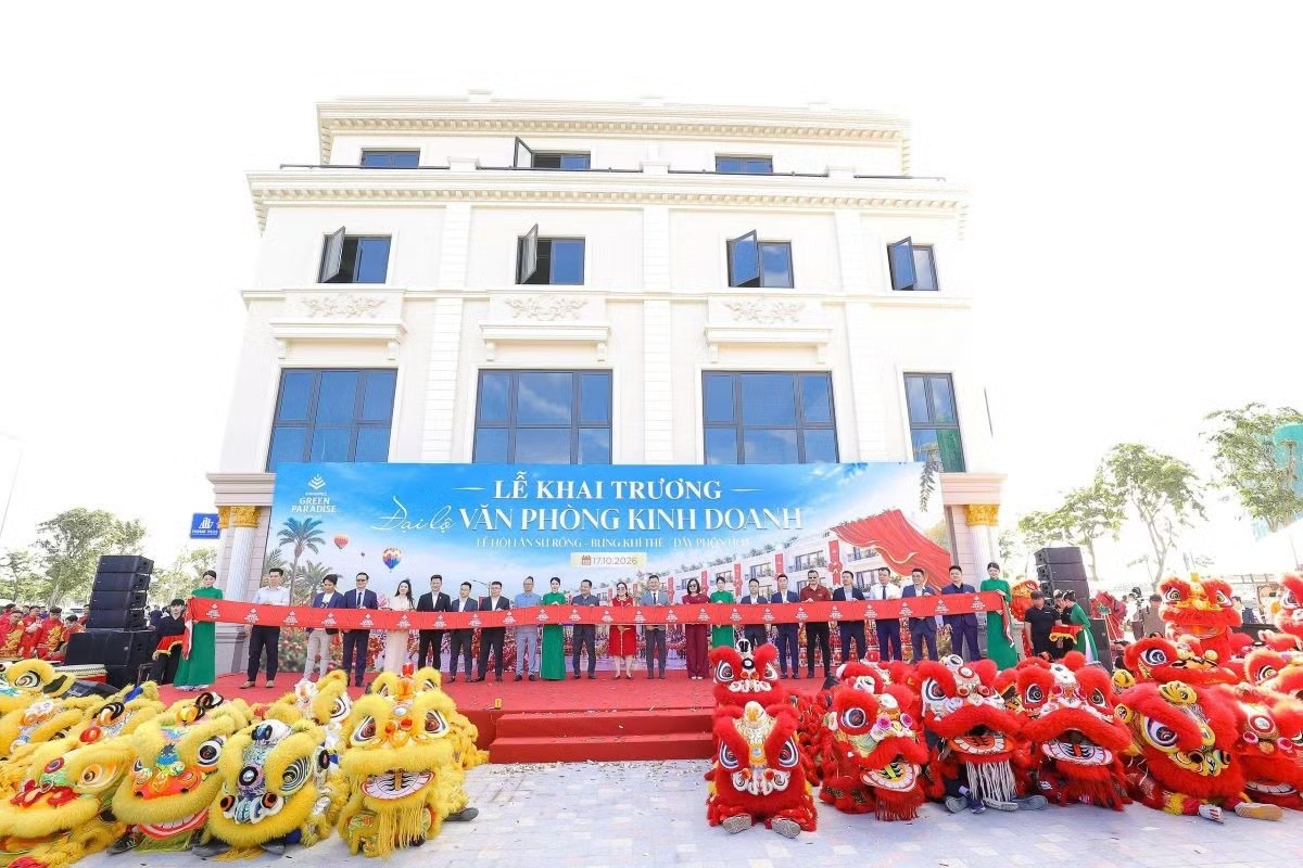 Một đại lộ đặc biệt vừa chính thức xuất hiện giữa Vịnh Tiên của ông Phạm Nhật Vượng: Hàng nghìn người cùng có mặt chứng kiến - Ảnh 1.