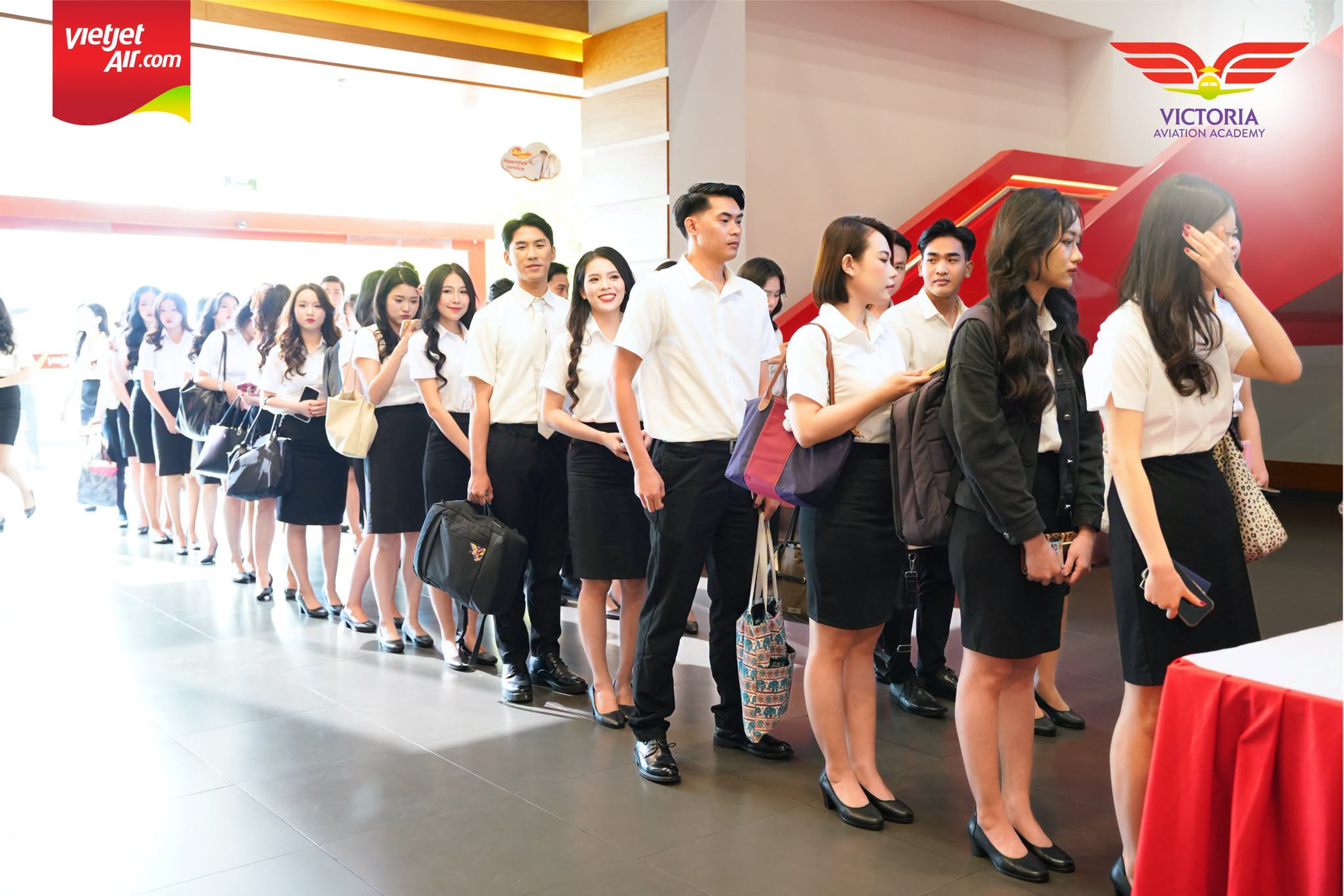 Hôm qua - 17/10, tỷ phú Nguyễn Thị Phương Thảo tuyển thêm 100 nhân sự mới về làm việc, đánh giá qua 6 bước, người không có kinh nghiệm cũng được ứng tuyển, lương lên tới 30 triệu đồng/tháng- Ảnh 1.