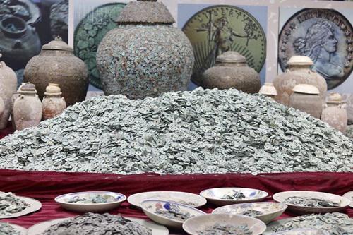 Những gia tài kỳ quái của giới đại gia Việt: 10 tấn tiền cổ, áo giáp 2.000 năm tuổi, báu vật 153 tỷ... ảnh 1