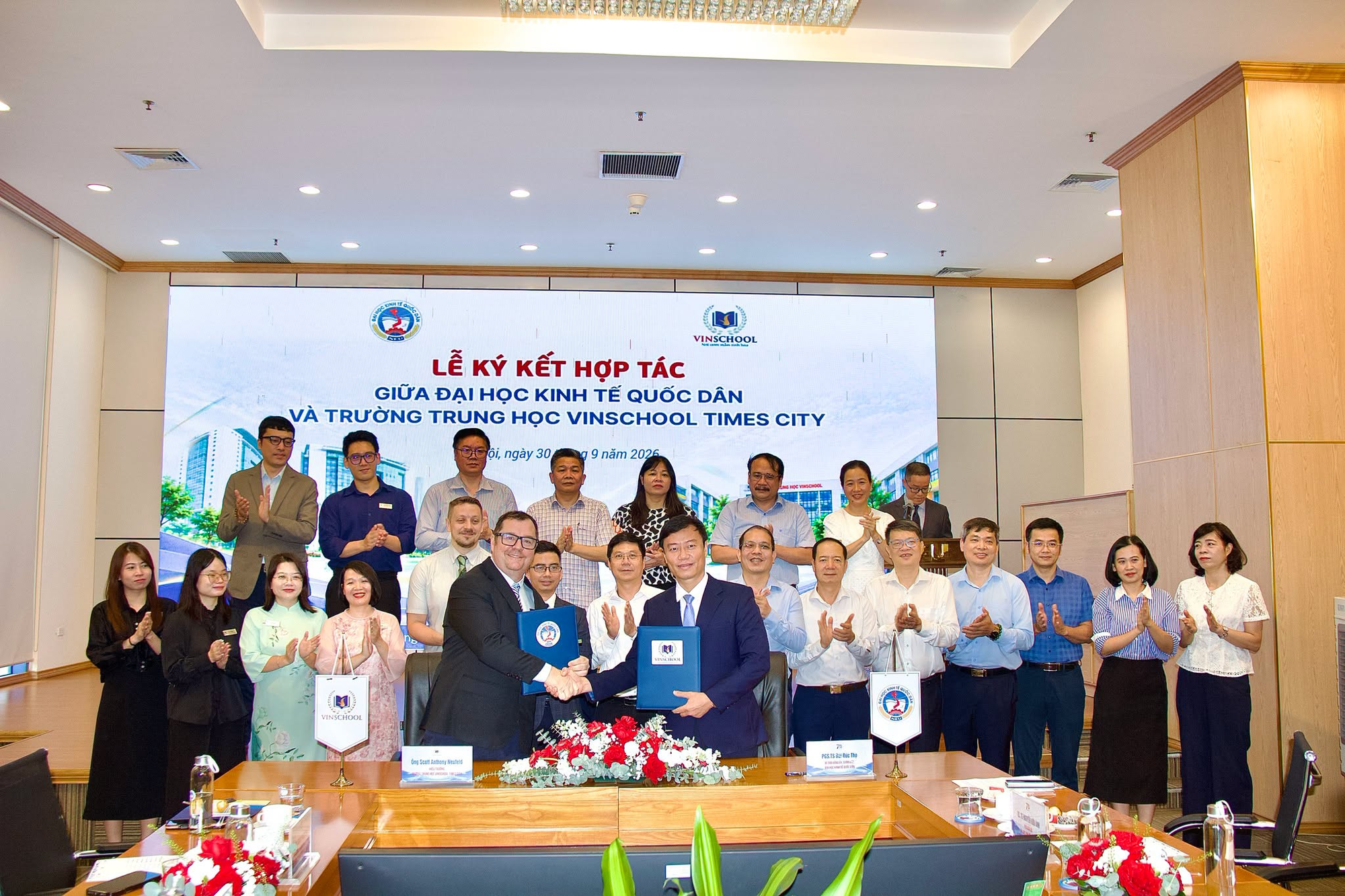 Tỷ ph&uacute; Phạm Nhật Vượng ch&iacute;nh thức bắt tay ng&ocirc;i trường được v&iacute; l&agrave; "Stanford Việt Nam": Gần 50 học sinh tr&uacute;ng tuyển ngay trong năm nay, 4.000 học sinh kh&aacute;c c&oacute; th&ecirc;m loạt cơ hội đặc biệt - Ảnh 1.