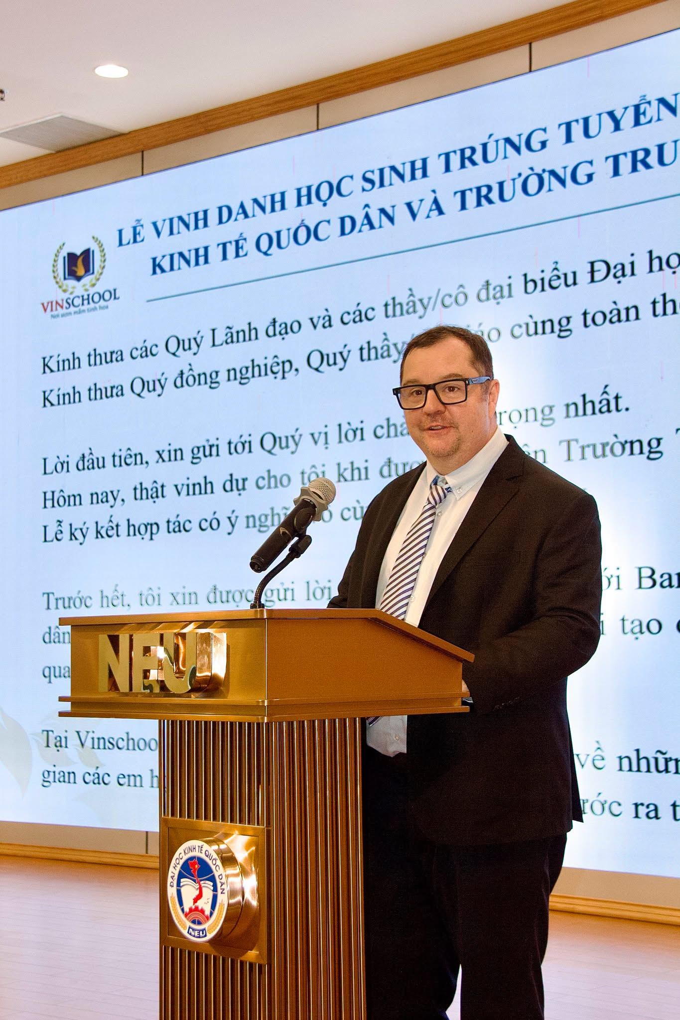 Tỷ ph&uacute; Phạm Nhật Vượng ch&iacute;nh thức bắt tay ng&ocirc;i trường được v&iacute; l&agrave; "Stanford Việt Nam": Gần 50 học sinh tr&uacute;ng tuyển ngay trong năm nay, 4.000 học sinh kh&aacute;c c&oacute; th&ecirc;m loạt cơ hội đặc biệt - Ảnh 5.