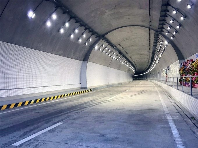 Huy động 100.000 m3 bê tông xây siêu hầm xuyên núi dài nhất Việt Nam: tổng vốn 3.000 tỷ đồng, rút ngắn thời gian di chuyển 1 giờ xuống còn 10 phút - Ảnh 2.