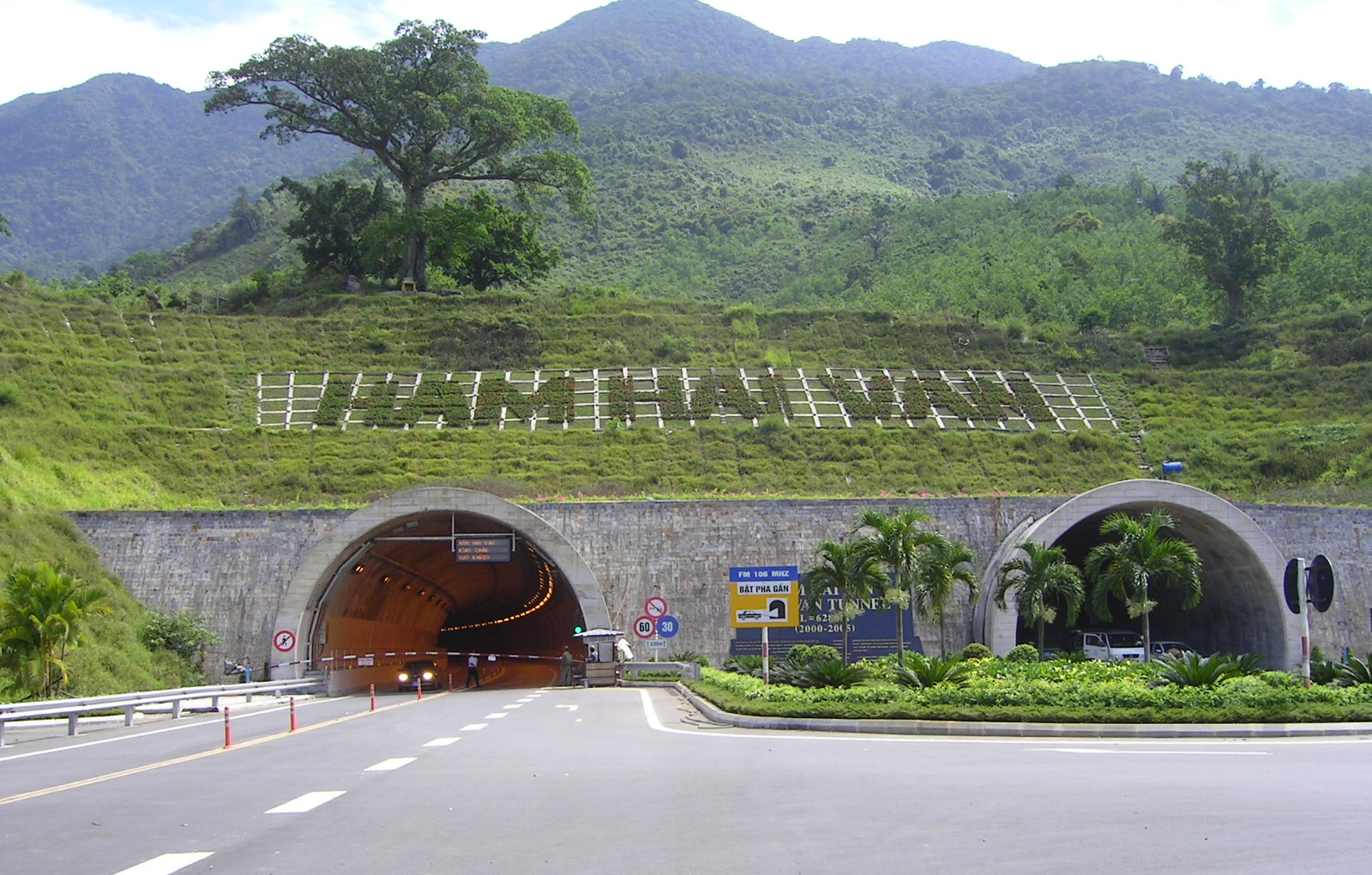 Huy động 100.000 m3 bê tông xây siêu hầm xuyên núi dài nhất Việt Nam: tổng vốn 3.000 tỷ đồng, rút ngắn thời gian di chuyển 1 giờ xuống còn 10 phút - Ảnh 3.
