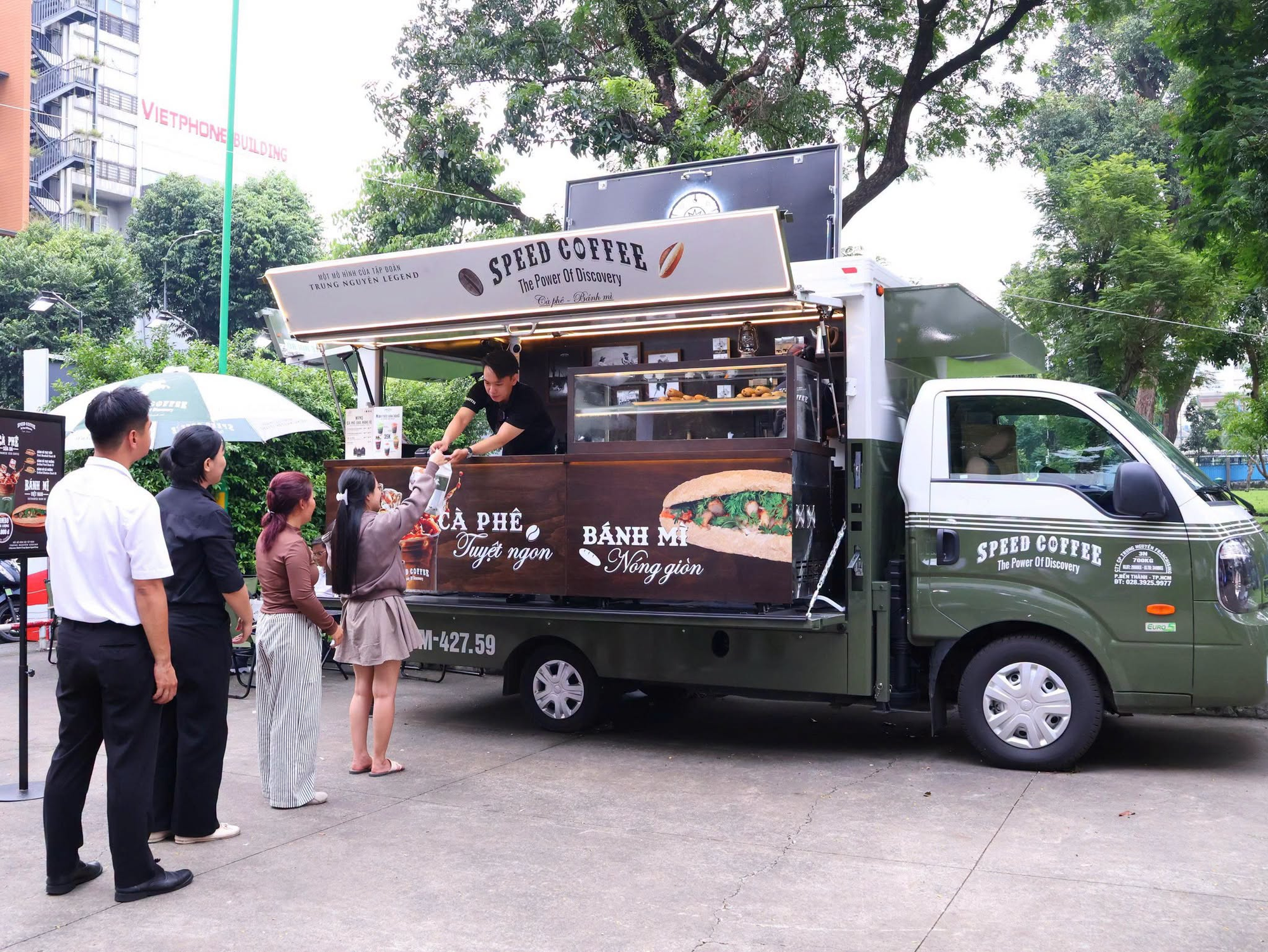 Ông Đặng Lê Nguyên Vũ tiếp tục tìm người cùng đi bán cà phê, bánh mì vỉa hè, lương 40.000 đồng/giờ, toàn thời gian 10 - 12 triệu đồng/tháng, không yêu cầu kinh nghiệm - Ảnh 3.