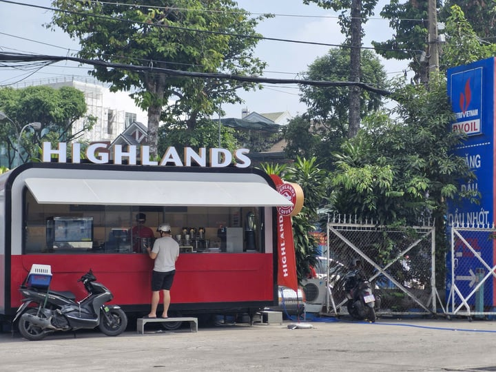 Ông Đặng Lê Nguyên Vũ tiếp tục tìm người cùng đi bán cà phê, bánh mì vỉa hè, lương 40.000 đồng/giờ, toàn thời gian 10 - 12 triệu đồng/tháng, không yêu cầu kinh nghiệm - Ảnh 4.