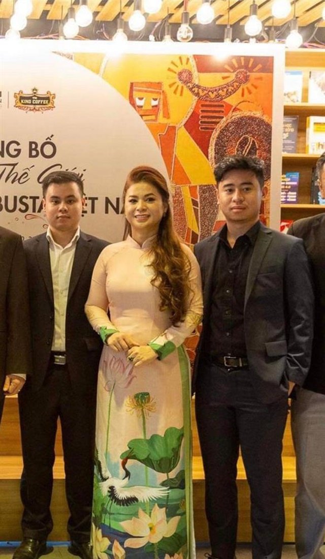 Con trai trưởng của ông Đặng Lê Nguyên Vũ và bà Lê Hoàng Diệp Thảo: 22 tuổi từng dùng tiền tiết kiệm 4.000 USD giúp bác sĩ chống dịch, mẹ hé lộ lộ trình chuyển giao ảnh 2