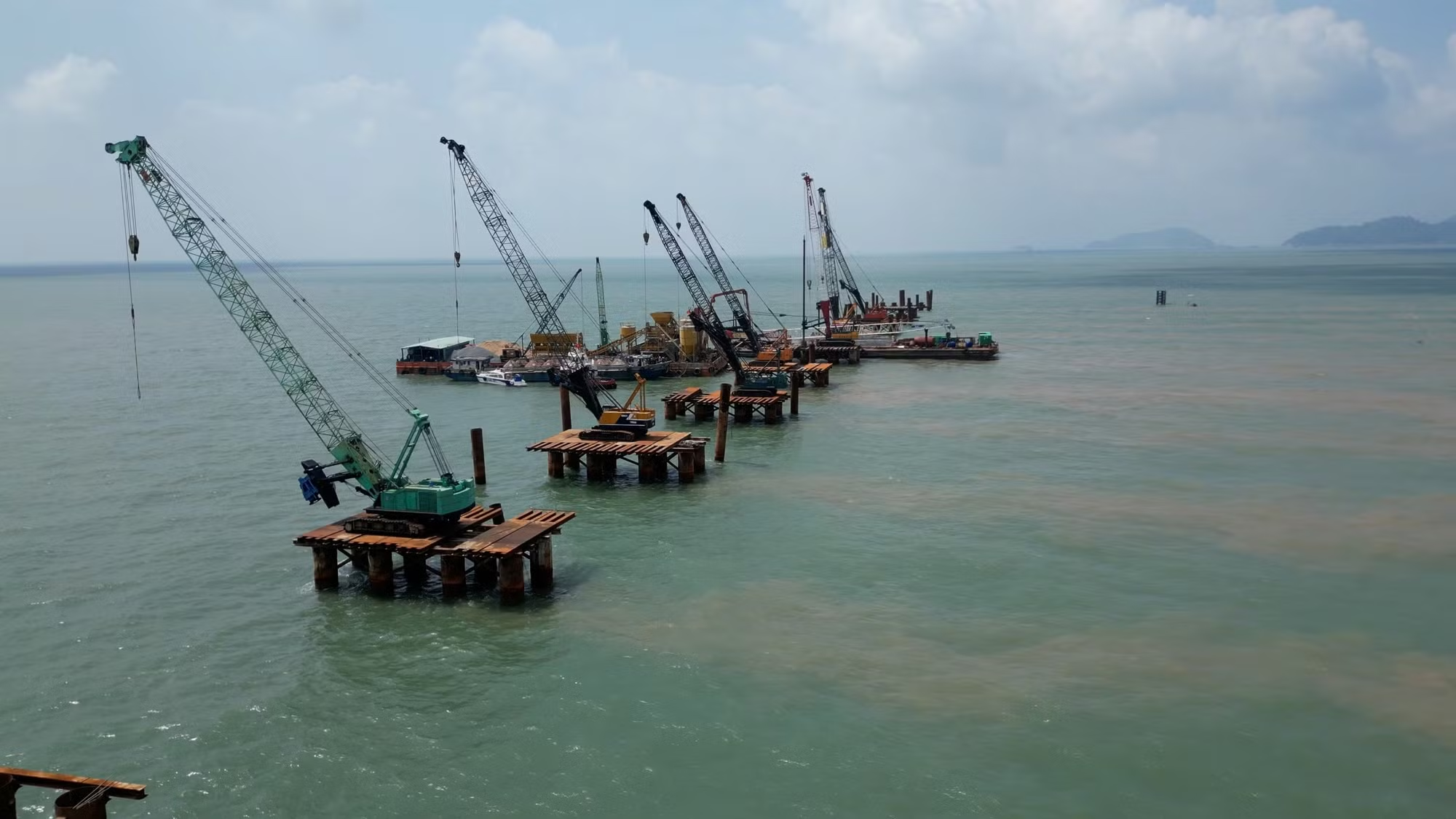 Khoan 438 cọc bê tông xuống lòng đại dương, huy động hơn 1.000 thiết bị xây siêu công trình 25.700 tỷ đồng dài nhất Việt Nam- Ảnh 1.