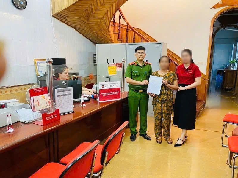 Công an thông báo đến tất cả người dân đến ngân hàng giao dịch với nội dung sau ảnh 1