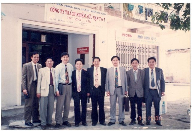 Bức ảnh thời trẻ tiết lộ chân dung người đàn ông U70, từng kinh doanh tivi, tủ lạnh, điều hòa, gia đình 7 người sống trong căn hộ 15 m², hiện sở hữu khối tài sản nghìn tỷ và hai con trai tài giỏi - Ảnh 1.