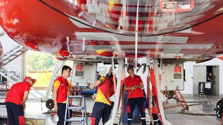 Vietjet của tiến sĩ Nguyễn Thị Phương Thảo đang tuyển nhiều nhân sự thực hiện nhiệm vụ đặc biệt trên máy bay: Không phải phi công hay tiếp viên, chỉ cần bằng trung cấp - Ảnh 1.