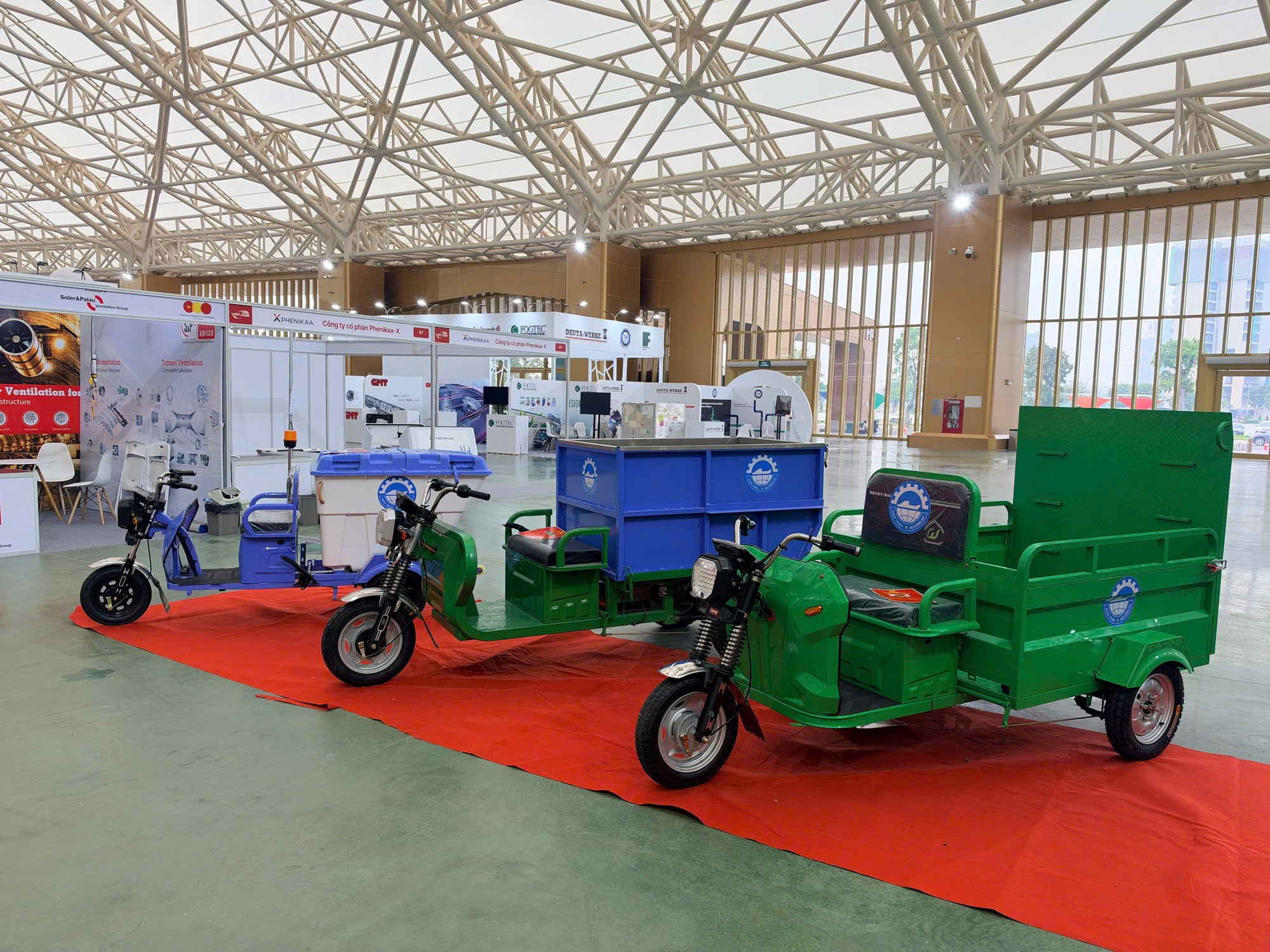 Cận cảnh dàn xe điện 3 bánh đặc biệt của công ty thuộc Bộ Công an: Từ xe chở rác đến xe chữa cháy - Ảnh 1.
