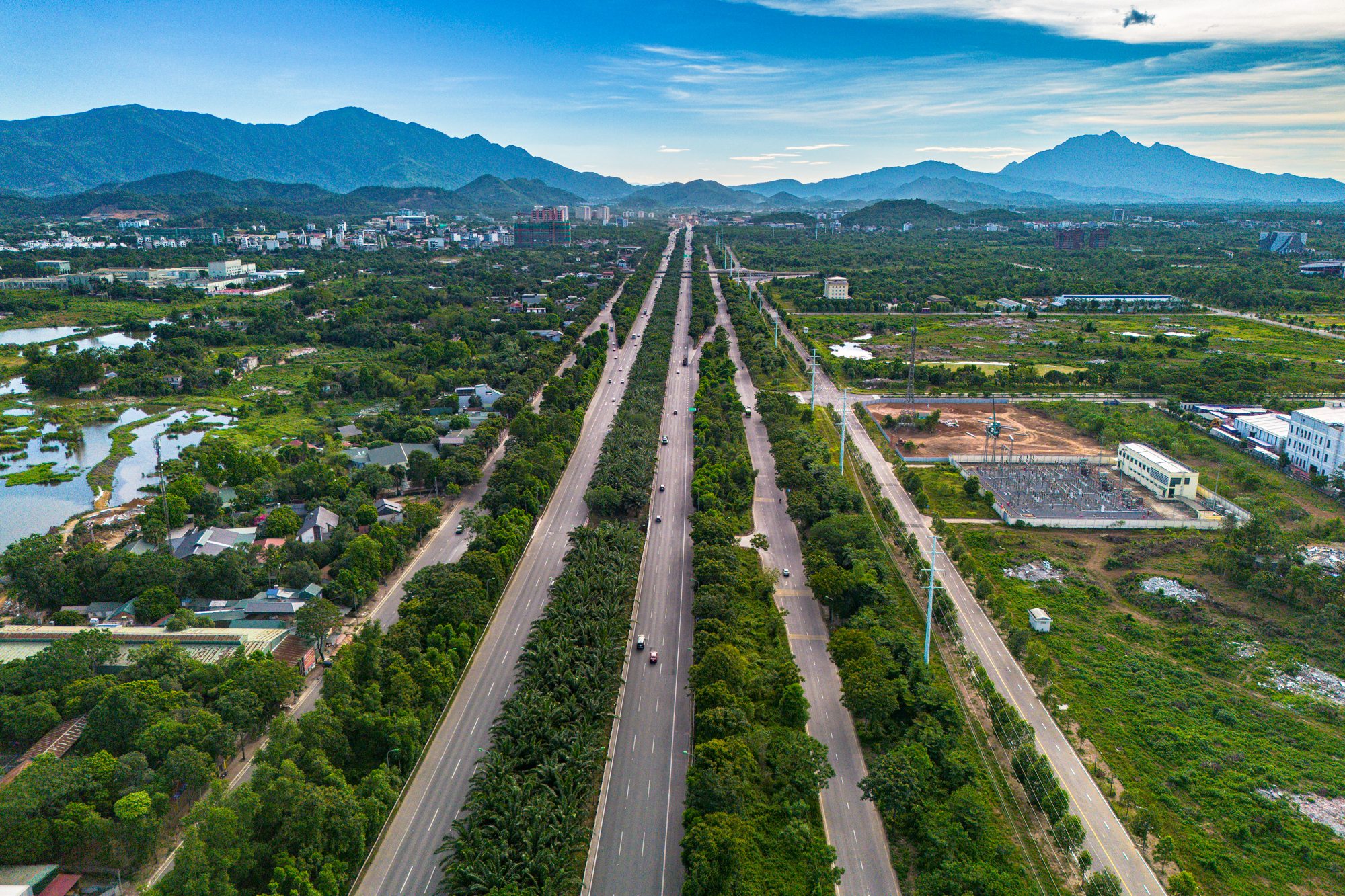 Toàn cảnh tuyến đường rộng gấp gần 4 lần đường băng sân bay, đang dần thành hình tại thành phố giàu nhất miền Bắc, kết nối đại lộ đẹp nhất Việt Nam với cao tốc đi Tây Bắc - Ảnh 11.