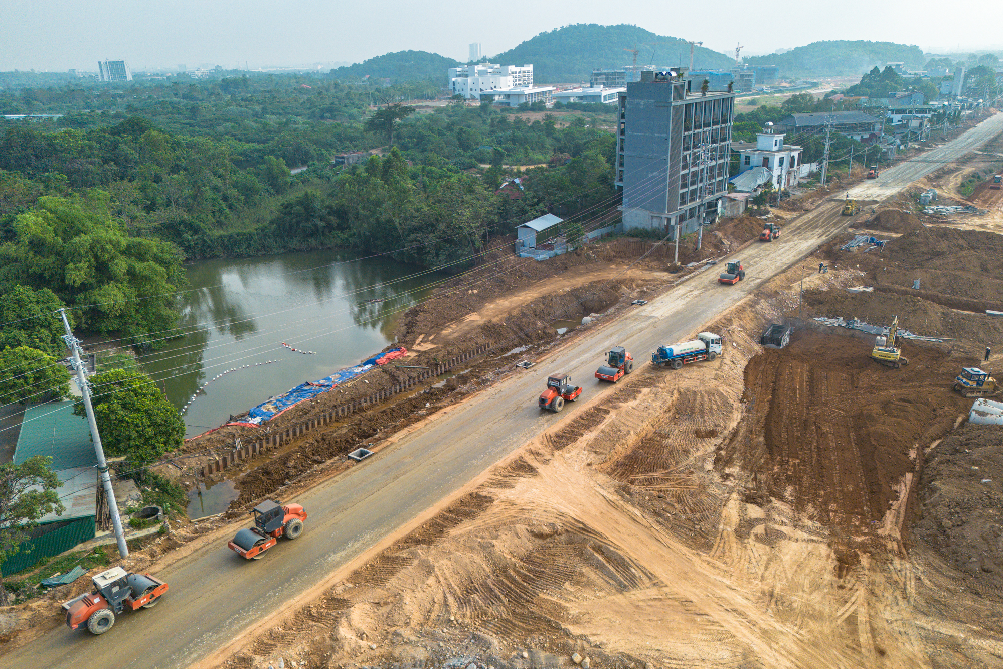 Toàn cảnh tuyến đường rộng gấp gần 4 lần đường băng sân bay, đang dần thành hình tại thành phố giàu nhất miền Bắc, kết nối đại lộ đẹp nhất Việt Nam với cao tốc đi Tây Bắc - Ảnh 5.