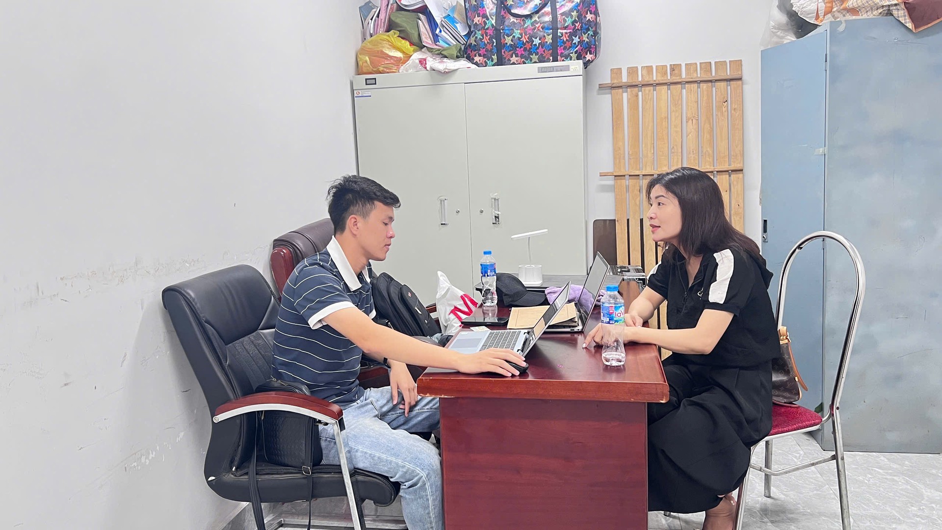 Phát hiện loạt giao dịch rút/chuyển tiền từ 200.000 đồng hiển thị trạng thái "đang xử lý": Công an vào cuộc điều tra, phá đường dây lừa đảo trăm tỷ ảnh 4