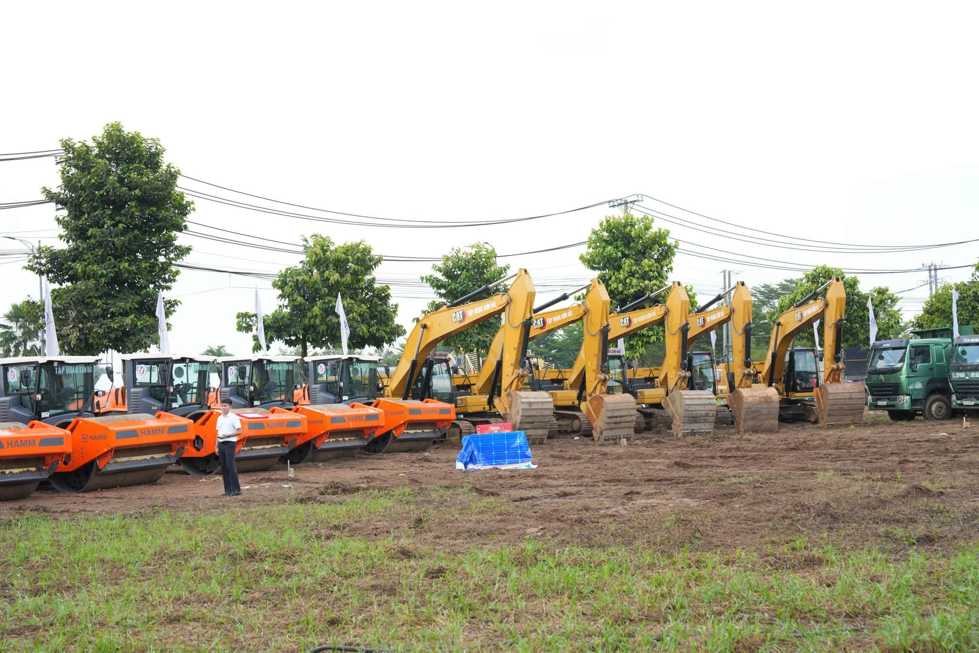 Thiếu gia Tập đoàn Sơn Hải làm việc ở công trường - Ảnh 3.