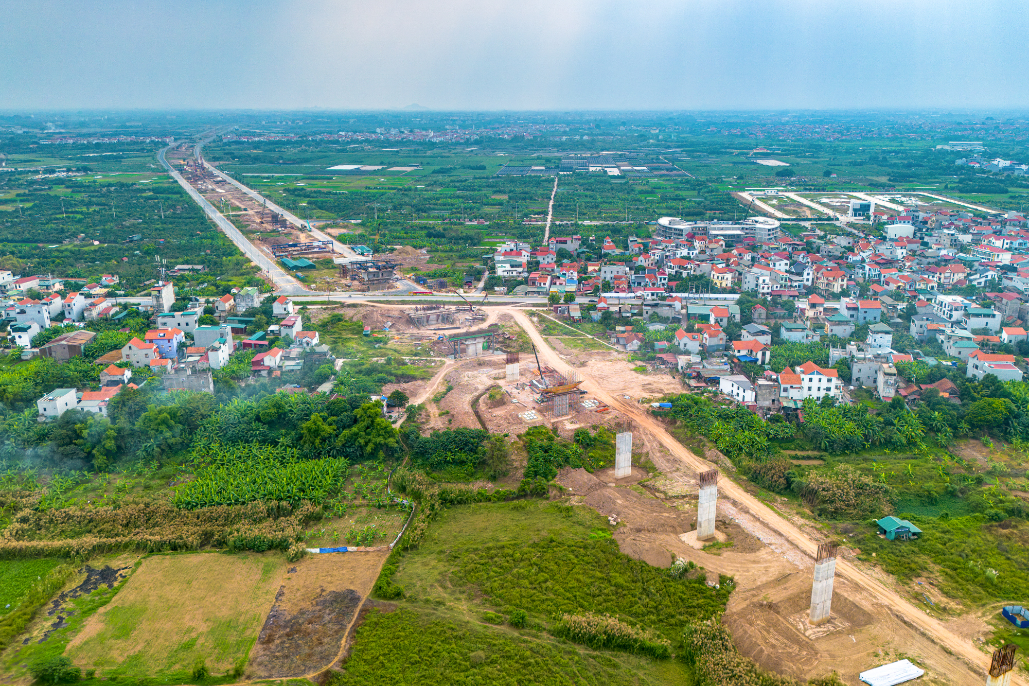 Cận cảnh cây cầu gần 10.000 tỷ đồng kết nối đại đô thị của Vinhomes và Sun Group đã lắp phiến dầm đầu tiên, dự kiến hoàn thành vào năm 2027- Ảnh 12.