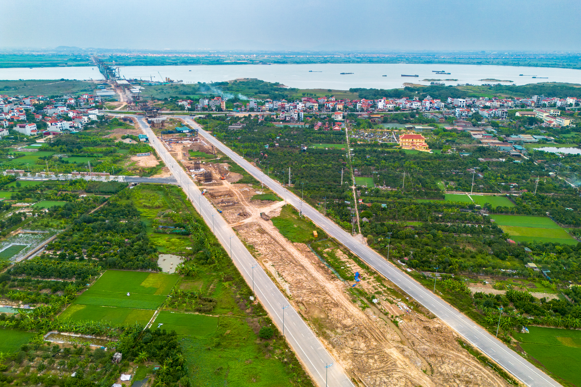 Cận cảnh cây cầu gần 10.000 tỷ đồng kết nối đại đô thị của Vinhomes và Sun Group đã lắp phiến dầm đầu tiên, dự kiến hoàn thành vào năm 2027- Ảnh 8.
