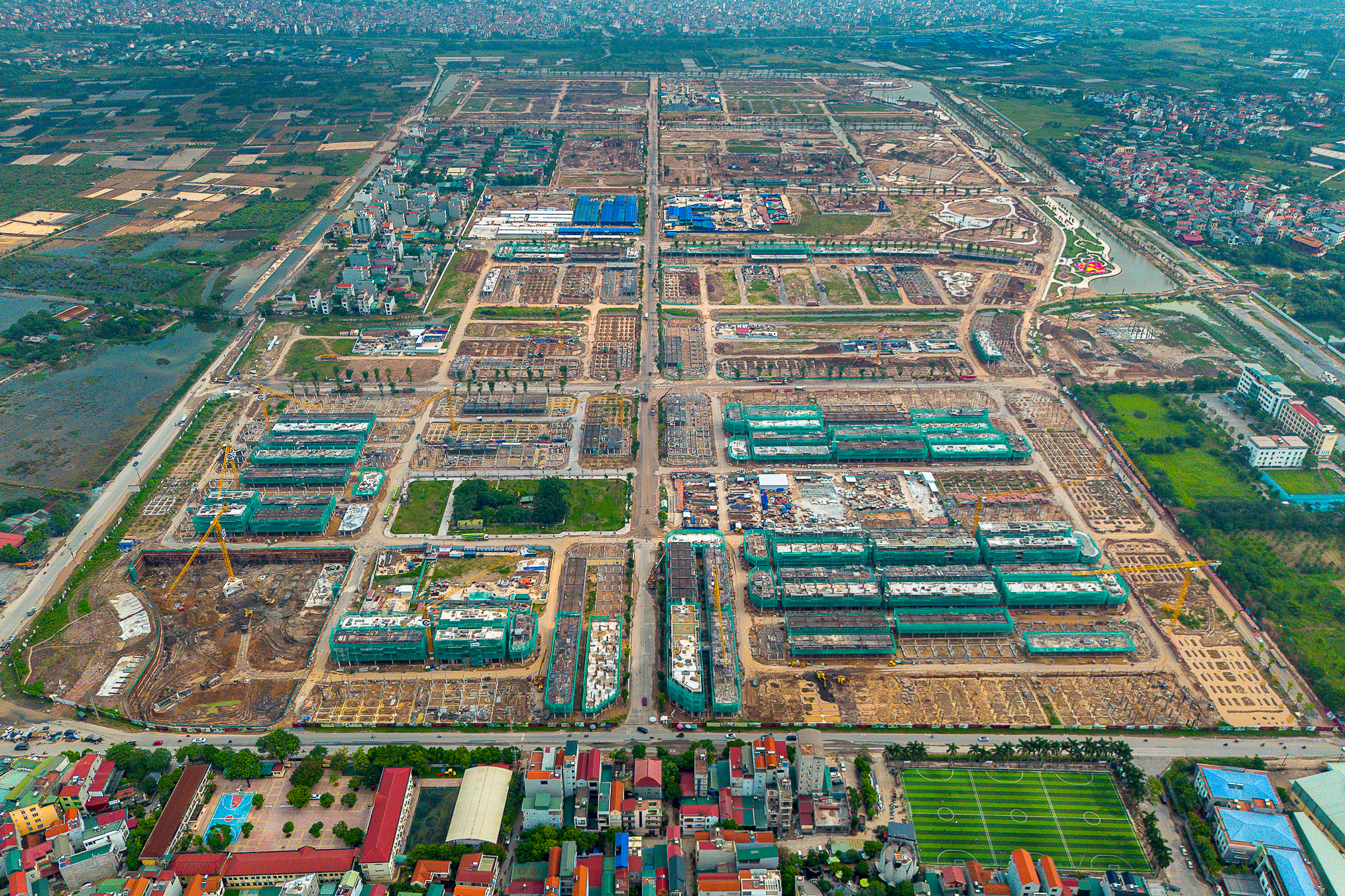 Cận cảnh cây cầu gần 10.000 tỷ đồng kết nối đại đô thị của Vinhomes và Sun Group đã lắp phiến dầm đầu tiên, dự kiến hoàn thành vào năm 2027- Ảnh 9.