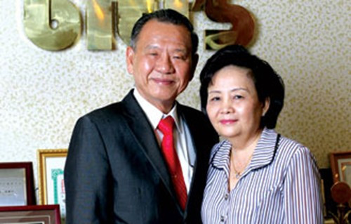 Việt Nam c&oacute; gia đ&igrave;nh gi&agrave;u c&oacute; với 3 người con th&agrave;nh đạt, con g&aacute;i cả SN 1980 nay l&agrave;m Tổng gi&aacute;m đốc, con trai &uacute;t vừa kinh doanh vừa đi h&aacute;t: Khởi nghiệp từ xưởng d&eacute;p 20 c&ocirc;ng nh&acirc;n, đứng sau thương hiệu nổi tiếng khắp cả nước - Ảnh 1.