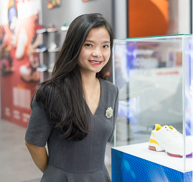 Việt Nam c&oacute; gia đ&igrave;nh gi&agrave;u c&oacute; với 3 người con th&agrave;nh đạt, con g&aacute;i cả SN 1980 nay l&agrave;m Tổng gi&aacute;m đốc, con trai &uacute;t vừa kinh doanh vừa đi h&aacute;t: Khởi nghiệp từ xưởng d&eacute;p 20 c&ocirc;ng nh&acirc;n, đứng sau thương hiệu nổi tiếng khắp cả nước - Ảnh 3.