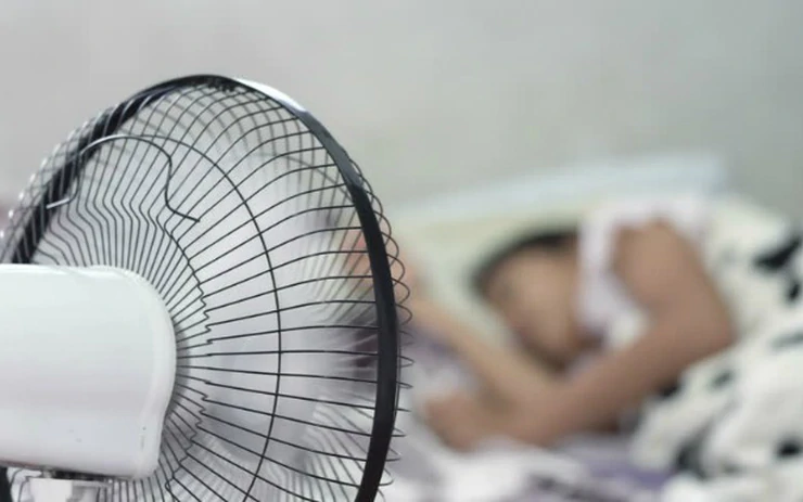 Lời khuy&ecirc;n cho những gia đ&igrave;nh đang bật quạt số to khi đi ngủ - Ảnh 1.