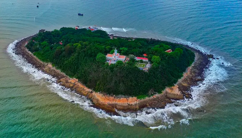 Việt Nam có hòn đảo chỉ rộng hơn 0,1 km2, không có cư dân sinh sống: Là nơi đặt mốc cao độ 0 quốc gia, từng được nghiên cứu xây tuyến cáp treo dài 2 km nối ra - Ảnh 1.