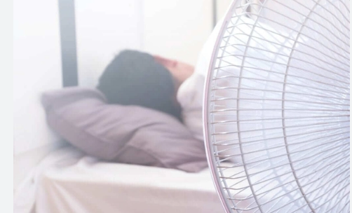 Lời khuy&ecirc;n cho những gia đ&igrave;nh đang bật quạt số to khi đi ngủ - Ảnh 3.
