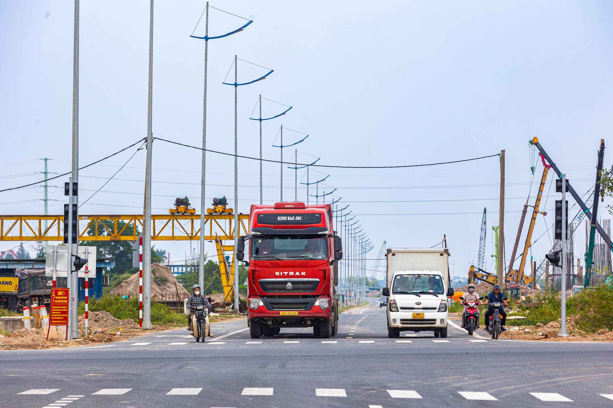 Toàn cảnh tuyến vành đai 85.000 tỷ đồng, rộng gấp 3 lần đường băng sân bay: 15km đường song hành vừa thông xe, kết nối cầu 10.000 tỷ đang thành hình với đại lộ đẹp nhất Việt Nam- Ảnh 2.