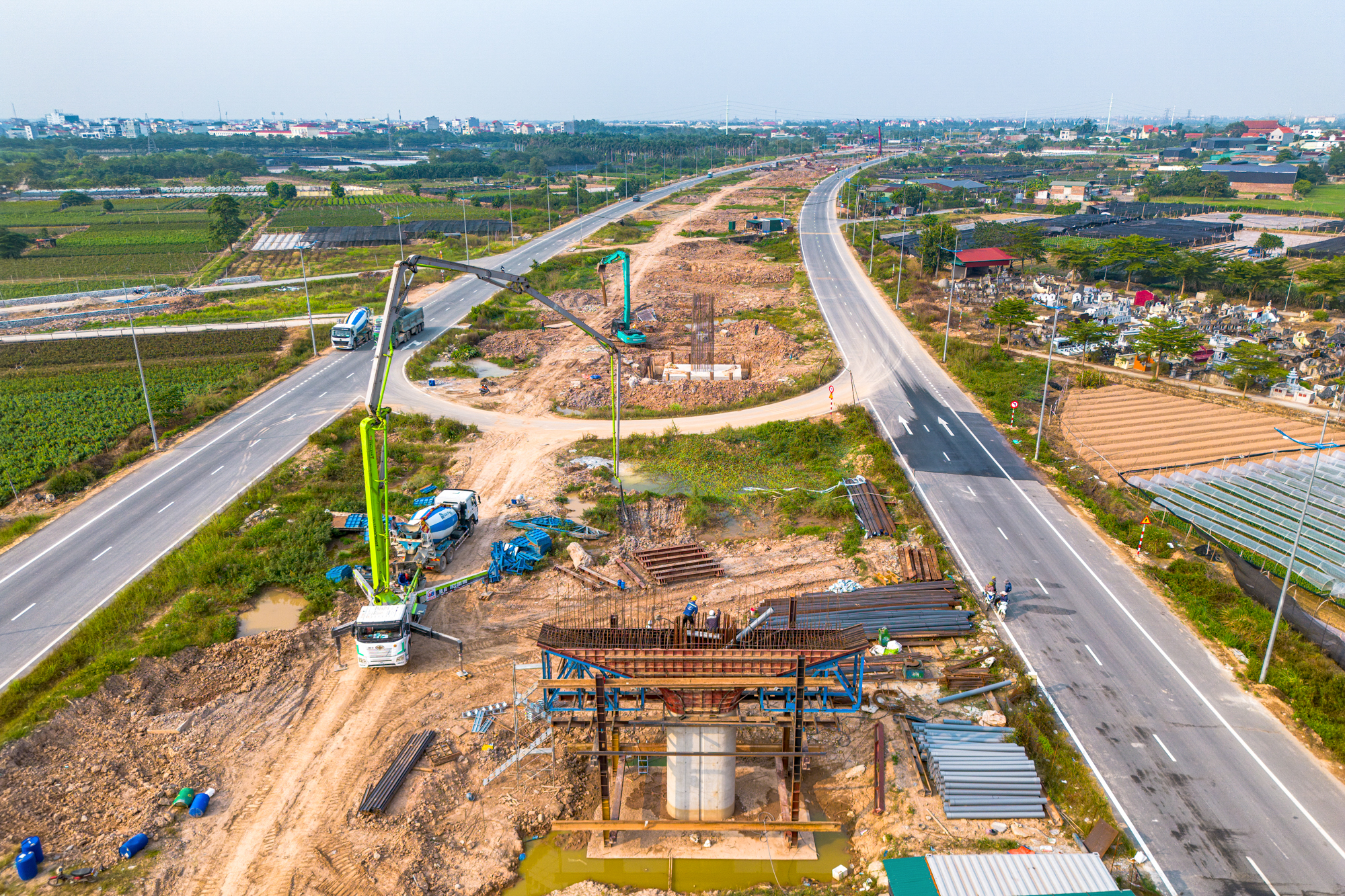 Toàn cảnh tuyến vành đai 85.000 tỷ đồng, rộng gấp 3 lần đường băng sân bay: 15km đường song hành vừa thông xe, kết nối cầu 10.000 tỷ đang thành hình với đại lộ đẹp nhất Việt Nam- Ảnh 7.