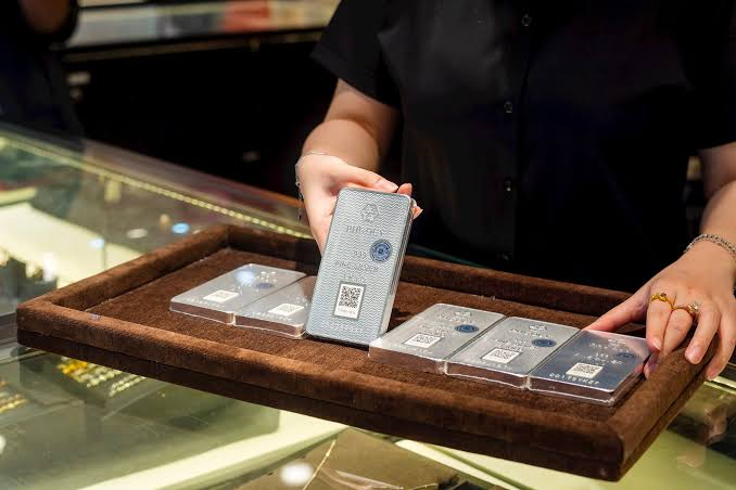Giá bạc tại Việt Nam 'bốc hơi' hơn 60%, người mua 'lỗ' bao nhiêu từ đầu năm? - Ảnh 1.
