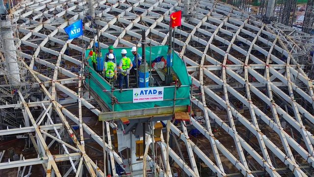 56 kích thủy lực nâng khối mái 'cánh sen' có diện tích gần 20.000 m², nặng 5.300 tấn lên cao- Ảnh 3.