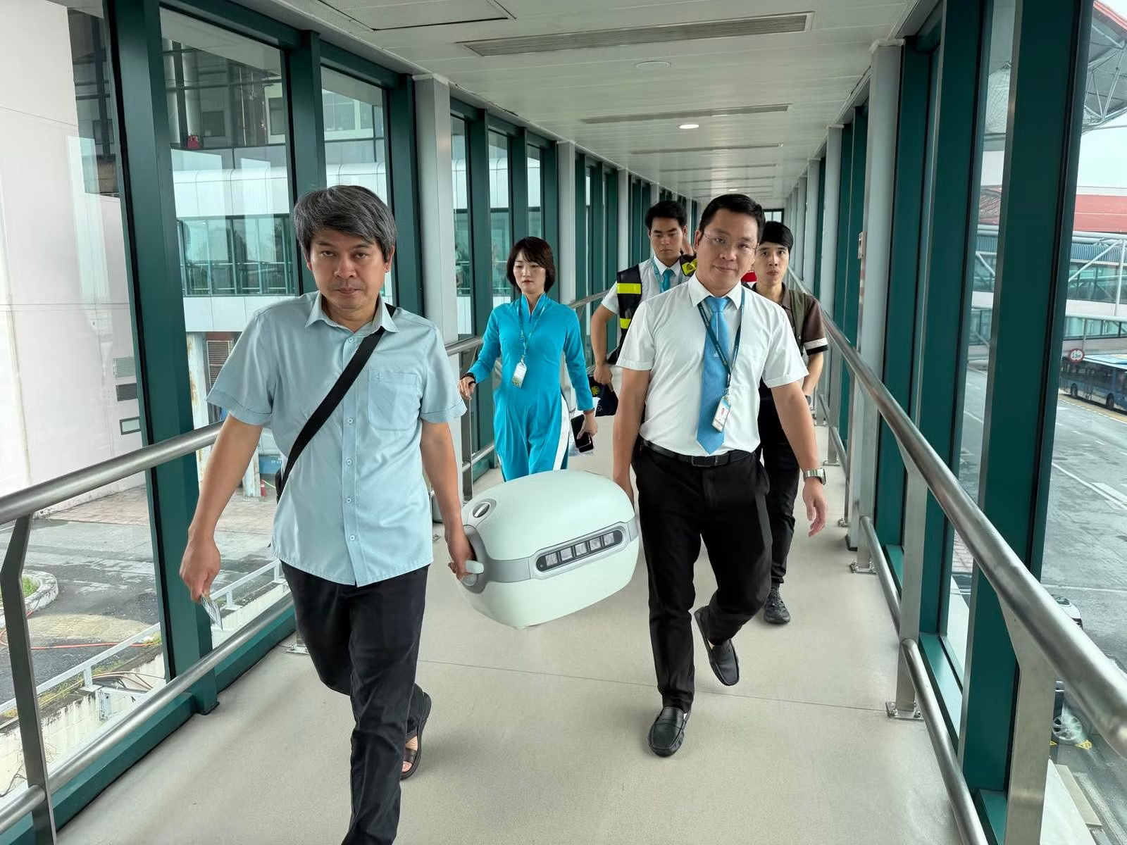 Một chuyến bay rời Hà Nội lúc 12h40 mang theo thứ không được phép đến muộn: Cả hành trình phải chạy đua từng phút - Ảnh 1.