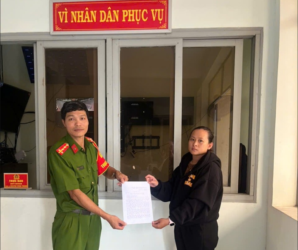 Chị Trần Thị Hải Yến đến trình báo, công an lập tức xác minh giao dịch chuyển khoản 20.920.000 đồng từ tài khoản VietinBank ảnh 1