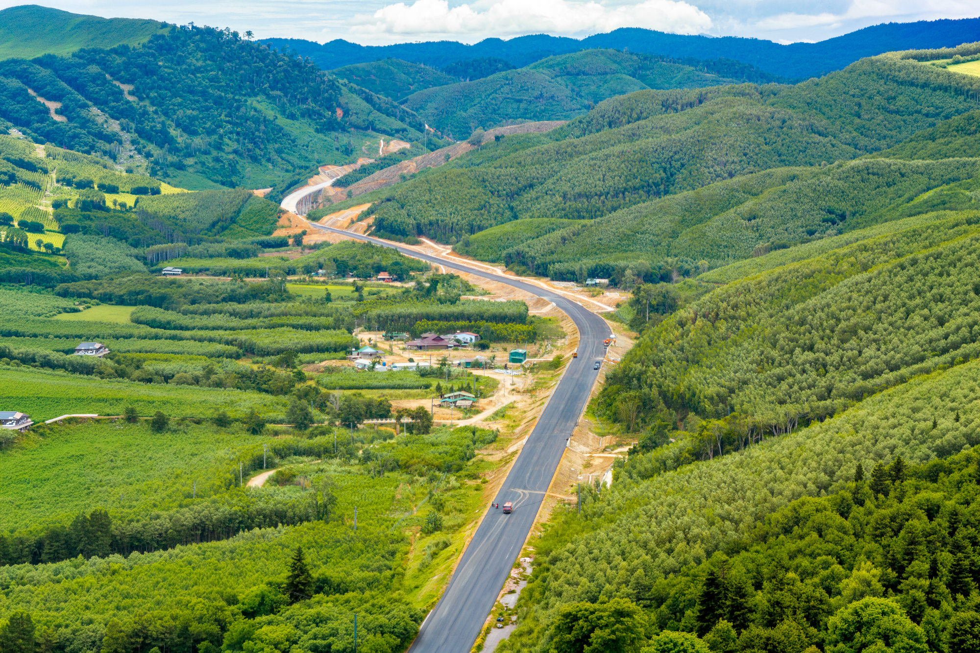 Một đoạn đường chỉ dài 11 km nhưng có đến 10 cây cầu cùng hầm cấp đặc biệt, nhà thầu huy động đến 600 người, quyết thông xe sau 3 tháng nữa - Ảnh 1.