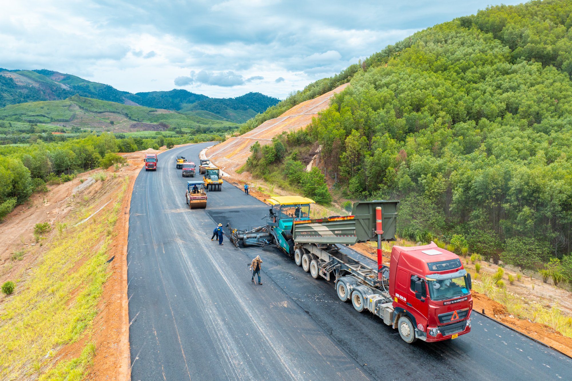 Một đoạn đường chỉ dài 11 km nhưng có đến 10 cây cầu cùng hầm cấp đặc biệt, nhà thầu huy động đến 600 người, quyết thông xe sau 3 tháng nữa - Ảnh 10.
