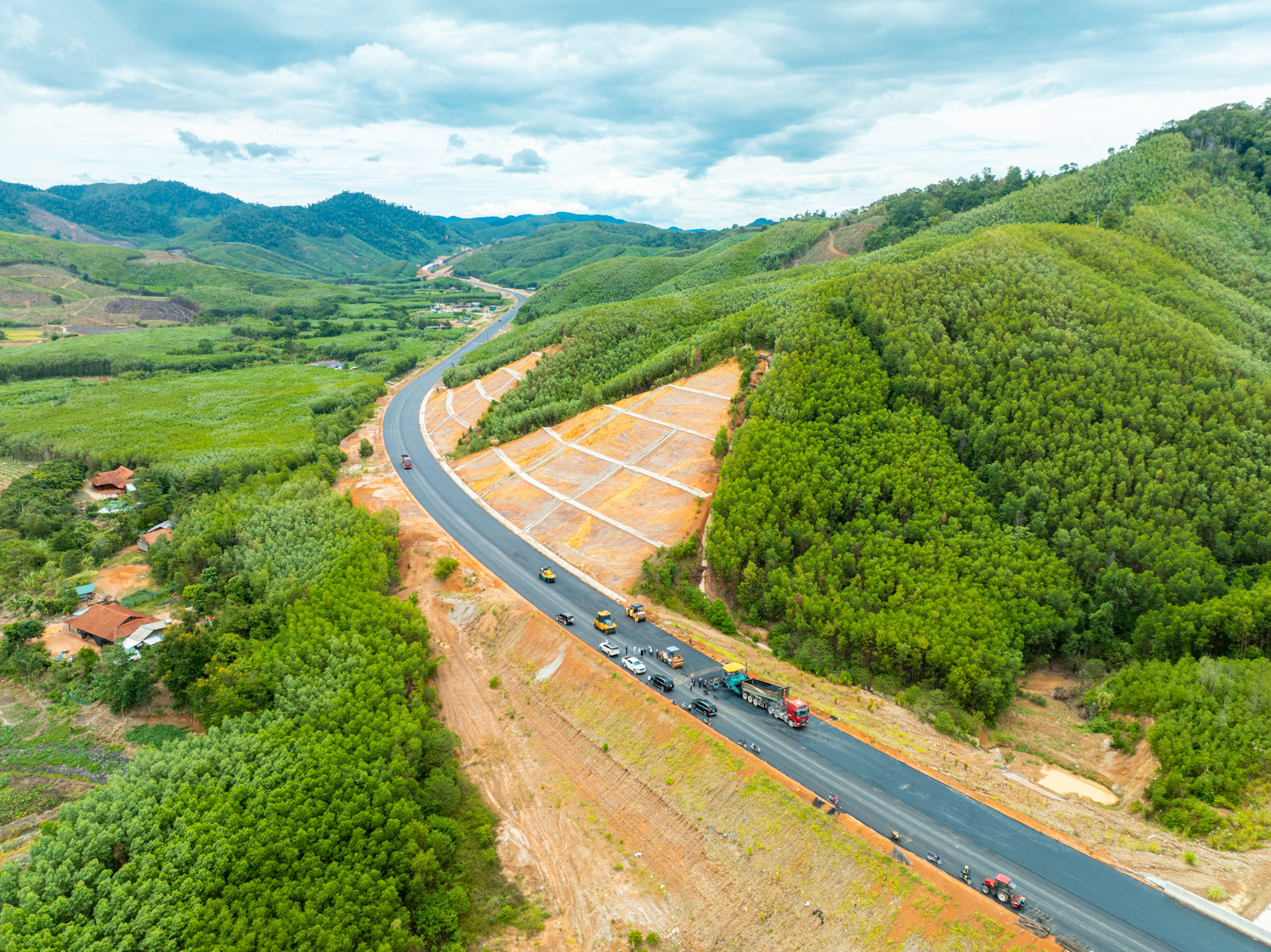 Một đoạn đường chỉ dài 11 km nhưng có đến 10 cây cầu cùng hầm cấp đặc biệt, nhà thầu huy động đến 600 người, quyết thông xe sau 3 tháng nữa - Ảnh 12.