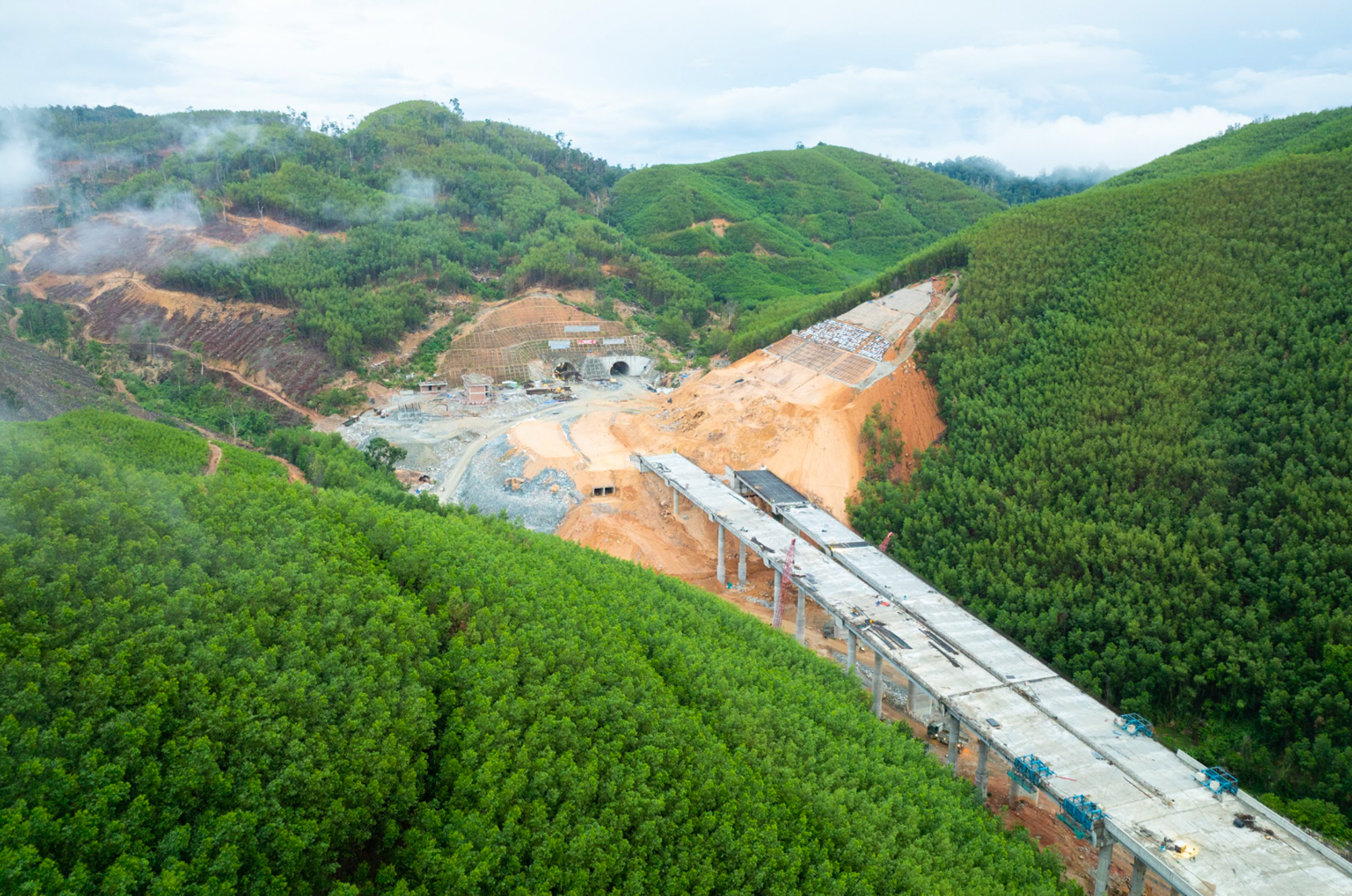 Một đoạn đường chỉ dài 11 km nhưng có đến 10 cây cầu cùng hầm cấp đặc biệt, nhà thầu huy động đến 600 người, quyết thông xe sau 3 tháng nữa - Ảnh 2.