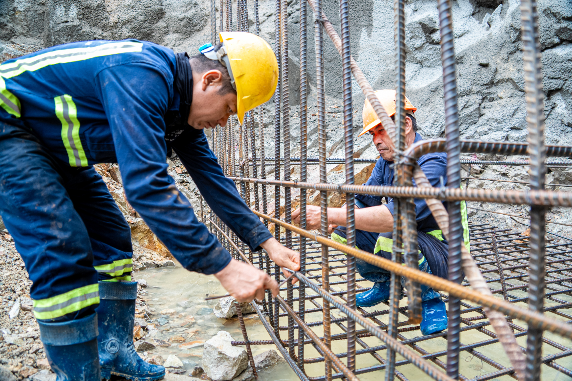 Một đoạn đường chỉ dài 11 km nhưng có đến 10 cây cầu cùng hầm cấp đặc biệt, nhà thầu huy động đến 600 người, quyết thông xe sau 3 tháng nữa - Ảnh 7.